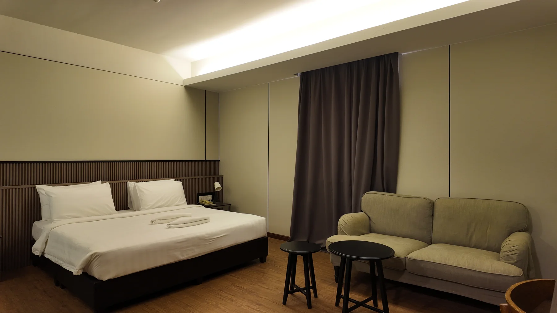 A warm contemporary room at Urban Inn Kulim